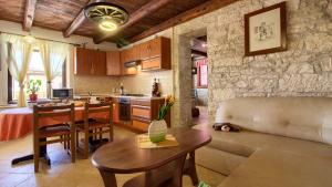 Η κουζίνα ή μικρή κουζίνα στο Charming villa Eleonora with pool near Pula