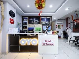 una tienda con una señal que lee oxo en el mostrador en Super OYO 156 YP Boutique Hotel, en Petaling Jaya