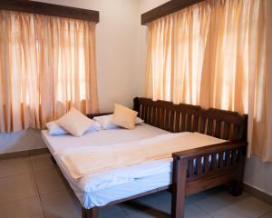 Hotel Sharda Residency客房内的一张或多张床位