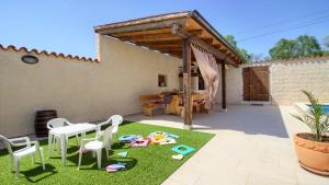 Κήπος έξω από το Charming villa Eleonora with pool near Pula