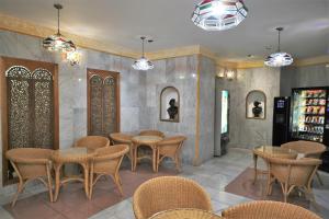 فندق بريستول في جبل طارق: مطعم فيه طاولات وكراسي في الغرفة