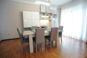a dining room with a table and chairs at Casa Vacanze Helsinore in Sanremo
