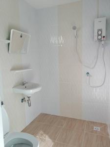 La salle de bains est pourvue de toilettes et d'un lavabo. dans l'établissement บ้านสวนคุณตา Baan Suan Khun ta, à Ko Chang