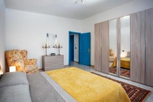 - une chambre avec un lit et une porte bleue dans l'établissement Villa Eva, à Crispiano