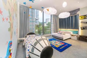Habitación infantil con cama y habitación con nubes en Dorsett Tsuen Wan, Hong Kong, en Hong Kong