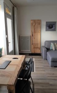 Ruang duduk di pAt - a spacious place near the station and center