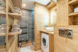 a laundry room with a washer and dryer at Fleur des Montagnes in Praz-sur-Arly