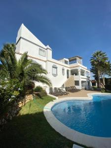 Bazén v ubytovaní Luxury Villa Marbella with nice garden, Pool and Jacuzzi BY Varenso Holidays alebo v jeho blízkosti
