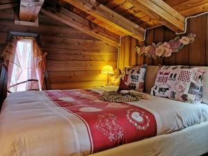 a bedroom with a large bed in a log cabin at Maison Le Cler in Valtournenche