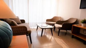 sala de estar con sofá, sillas y mesa en CONDOMINIO SATURNO, en Lido di Jesolo