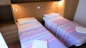 Postel nebo postele na pokoji v ubytování App4rent Saturno 4 - family apartment, wifi, parking