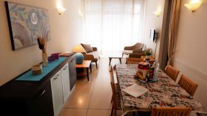 Posezení v ubytování App4rent Saturno 4 - family apartment, wifi, parking