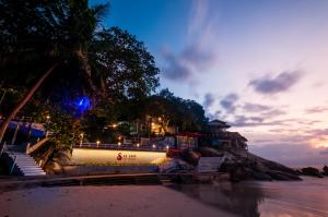 a view of a beach at night with a building at So Good Haad Rin Hostel in Haad Rin