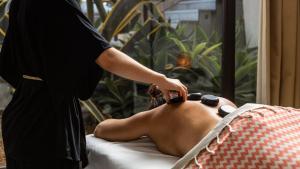 een vrouw die een massage krijgt van een therapeut bij Pousada Convento de Tavira in Tavira