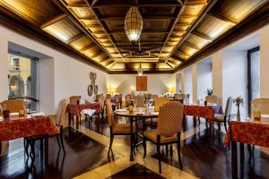 een eetkamer met tafels en stoelen en een plafond bij Pousada Convento de Tavira in Tavira