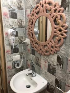 łazienka z umywalką i lustrem na ścianie w obiekcie B&B la reggia w mieście Caserta +28 zdjęć