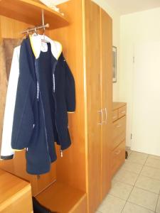 une veste bleue est suspendue sur un placard dans l'établissement Niehaus Ostseeresidenz App 4, à Pelzerhaken