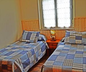 Apartamentos La Capitana tesisinde bir odada yatak veya yataklar
