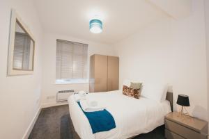 1 dormitorio con 1 cama blanca grande y 2 ventanas en Home Sweet Home by Paymán Club, en Cambridge