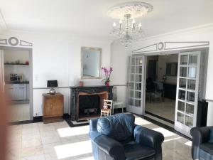 a living room with a couch and a fireplace at Grand appartement de standing "Rêve du Soir" de 170 m2 350 m de la gare in Lourdes