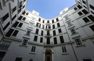 ein großes weißes Gebäude mit schwarzen Fenstern in der Unterkunft N A P Experience Apartments in Neapel