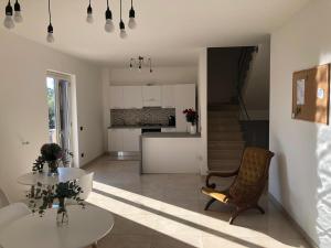 a living room with a table and a kitchen at La Rinella in Caria
