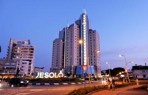Nespecifikovaný výhled na destinaci Lido di Jesolo nebo výhled na město při pohledu z apartmánu