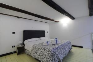 - une chambre avec un lit et une table avec des bougies violettes dans l'établissement Casa Maria Carmela, à Naples
