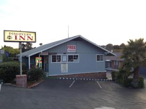 a building with a free sign in front of it at Discovery Inn in Vallejo
