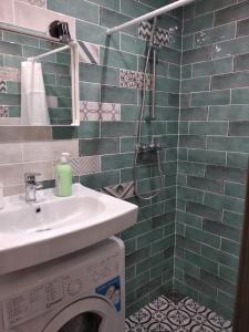 クラスノゴルスクにあるApartments in Krasnogorskのバスルーム(シンク、シャワー付)