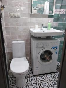クラスノゴルスクにあるApartments in Krasnogorskのバスルーム(トイレ、洗面台、洗濯機付)