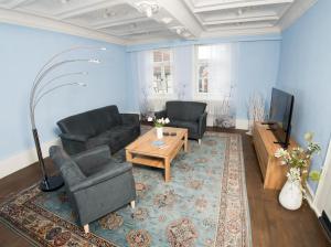 a living room with two couches and a coffee table at Lutherwohnung in Schmalkalden