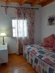 1 dormitorio con cama y ventana en Los Castaños en Solana de ávila