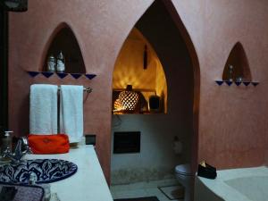 La salle de bains est pourvue d'un lavabo et de toilettes. dans l'établissement Riad 58 Blu, à Marrakech