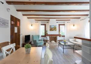 ein Wohnzimmer mit einem Holztisch und Stühlen in der Unterkunft Villa Marina in Denia