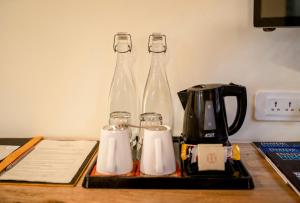 dos botellas de vidrio sentadas sobre una mesa en Traditional Stay - A Boutique Hotel, en Pātan