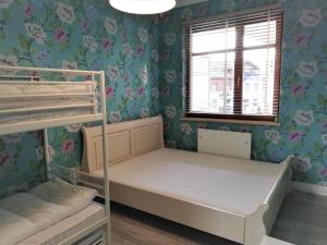 a bedroom with two bunk beds and floral wallpaper at Kwiatowa Bryza in Gdańsk