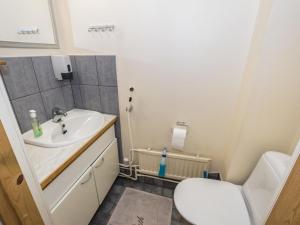 een kleine badkamer met een toilet en een wastafel bij Holiday Home Oriaho by Interhome in Iisalmi