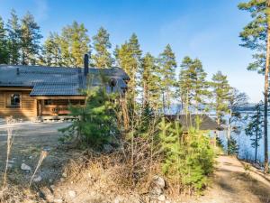 AsikkalaにあるHoliday Home Roopenranta by Interhomeの湖の景色を望むログホーム