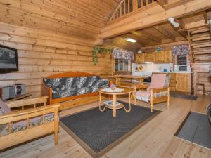 Cabaña de madera con sala de estar con mesa y sofá en Holiday Home Kissaniemi by Interhome, en Iisalmi