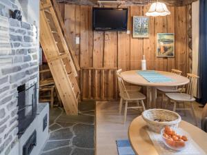 une salle à manger avec une table et une cheminée dans l'établissement Holiday Home Vuokatinportti b 8 by Interhome, à Vuokatti