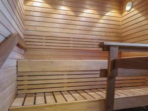 eine kleine Holzsauna mit einer Bank darin in der Unterkunft Holiday Home Itäkoski 2 by Interhome in Itäkoski