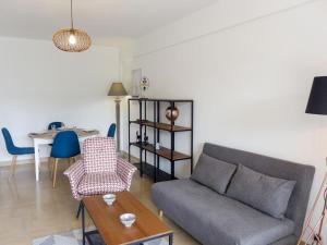 - un salon avec un canapé et une table dans l'établissement Apartment Le Clos tranquille by Interhome, à Nice