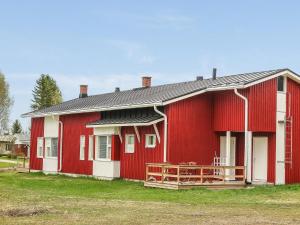 a red barn with a wooden table in front of it at Holiday Home Itäkoski 2 by Interhome in Itäkoski
