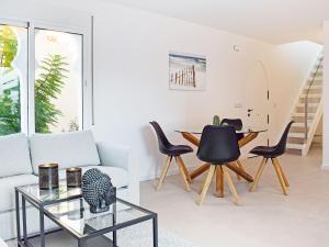 uma sala de estar com mesa e cadeiras em Apartment Pueblo Arabesque-8 by Interhome em Marbella