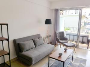 - un salon avec un canapé et une chaise dans l'établissement Apartment Le Clos tranquille by Interhome, à Nice