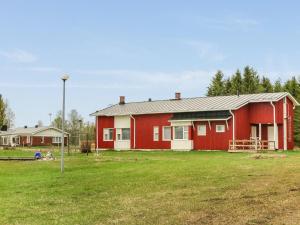 ein rotes Haus mit einem Hof davor in der Unterkunft Holiday Home Itäkoski 2 by Interhome in Itäkoski + 17 Fotos