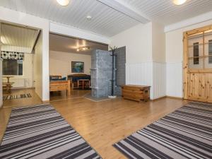 een lege woonkamer met een houten vloer en een deur bij Holiday Home Oriaho by Interhome in Iisalmi