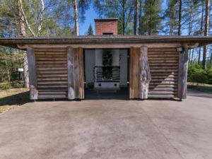 uma cabana de madeira com a porta da frente aberta em Holiday Home Villa kesäranta by Interhome em Villala