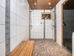 een douche met een houten bank in de badkamer bij Holiday Home Oriaho by Interhome in Iisalmi